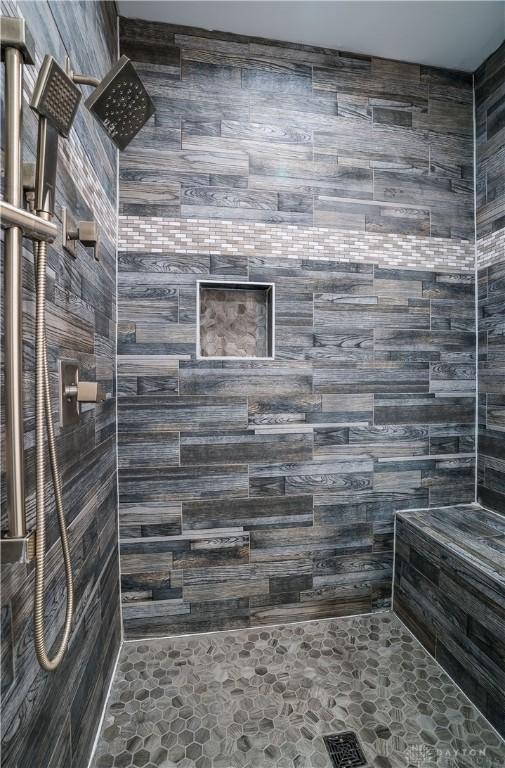 bathroom featuring tiled shower