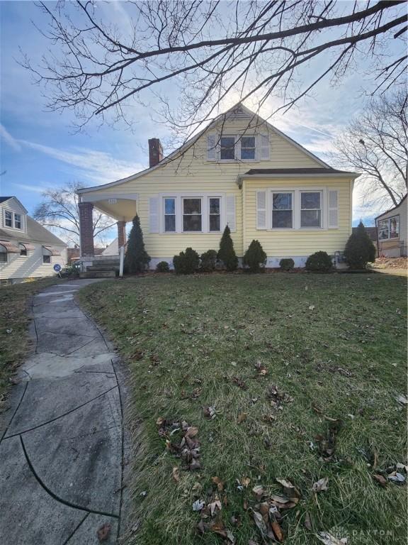 view of side of property featuring a lawn