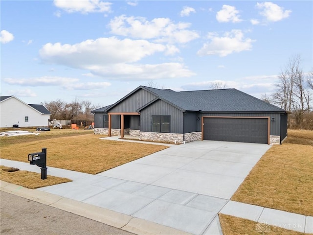 view of front facade featuring a garage and a front yard