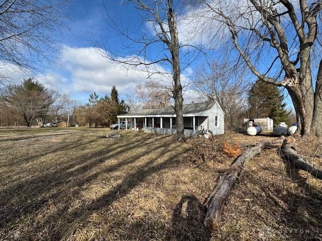 view of front of home featuring a front yard