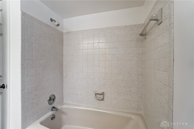 bathroom with tiled shower / bath combo