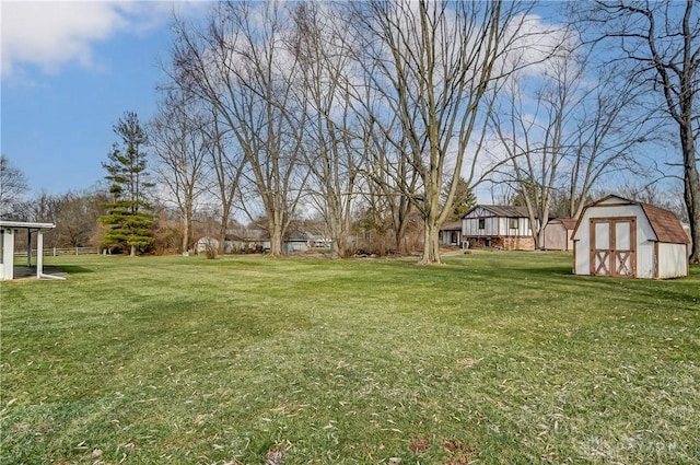 view of yard featuring a storage shed