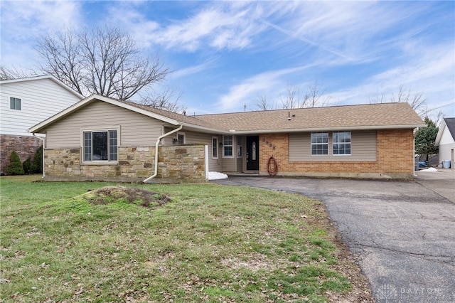 single story home with a front yard