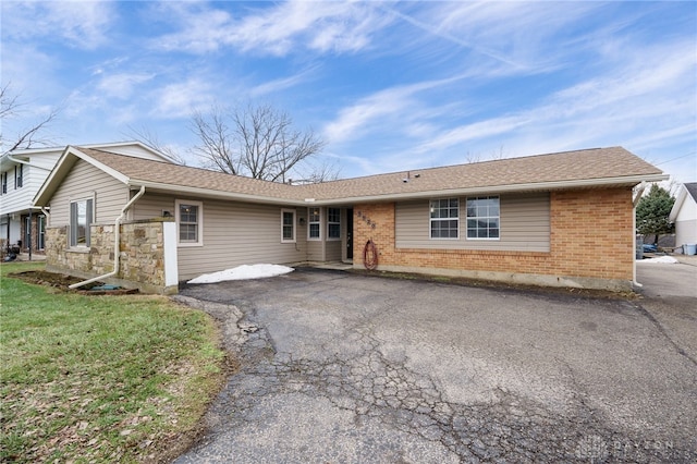 single story home featuring a front yard