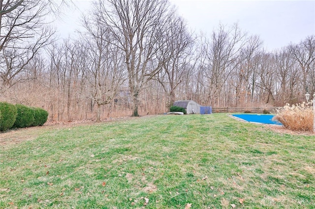 view of yard with a storage unit