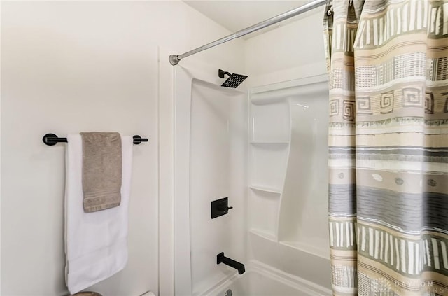 bathroom with shower / tub combo with curtain