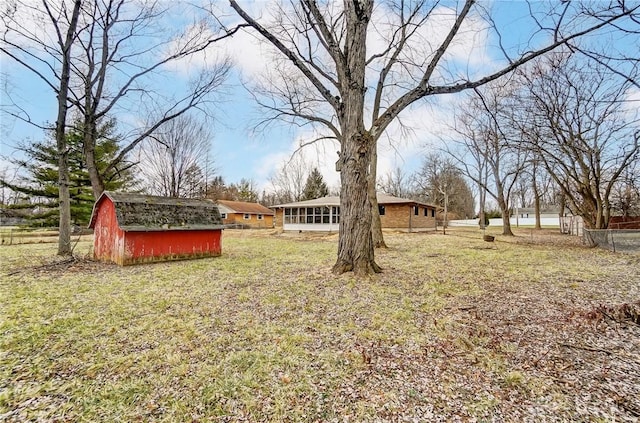 view of yard featuring a shed