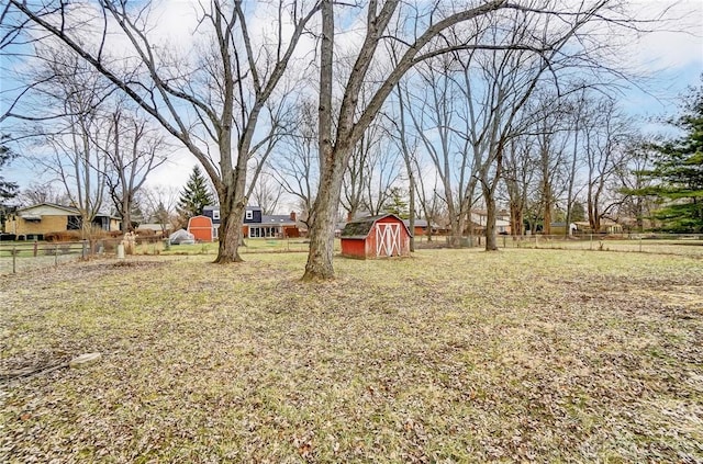 view of yard featuring a storage unit