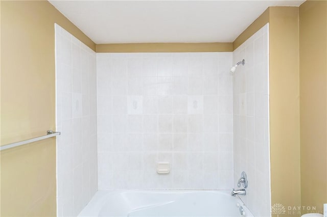 bathroom with tiled shower / bath combo