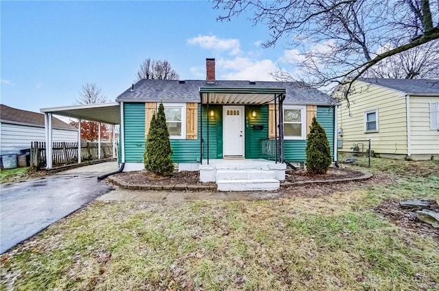 view of front of property featuring a carport and a front yard