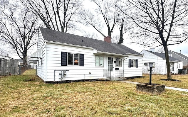 view of front facade featuring a front yard