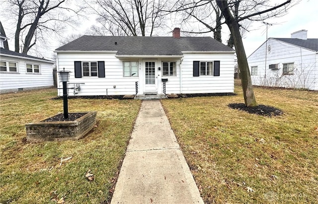 bungalow featuring a front lawn