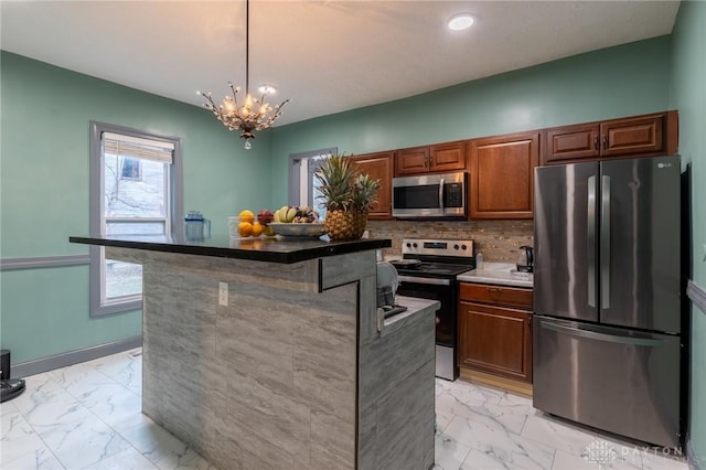 kitchen featuring a breakfast bar, tasteful backsplash, a center island, hanging light fixtures, and stainless steel appliances