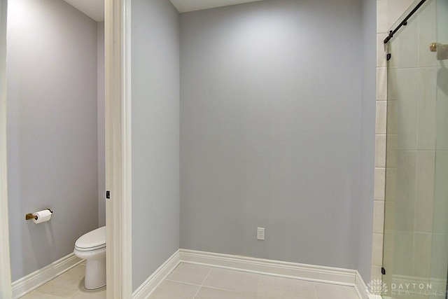 9460 Banyan Ct, Centerville, OH 45458 - bathroom with tile patterned floors, tiled shower, toilet, and baseboards