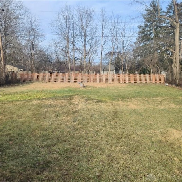 view of yard featuring a rural view