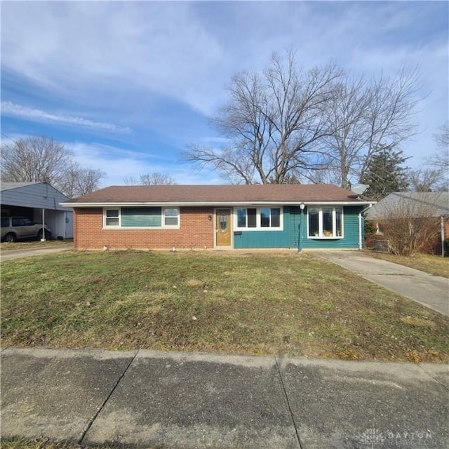 single story home with a front yard