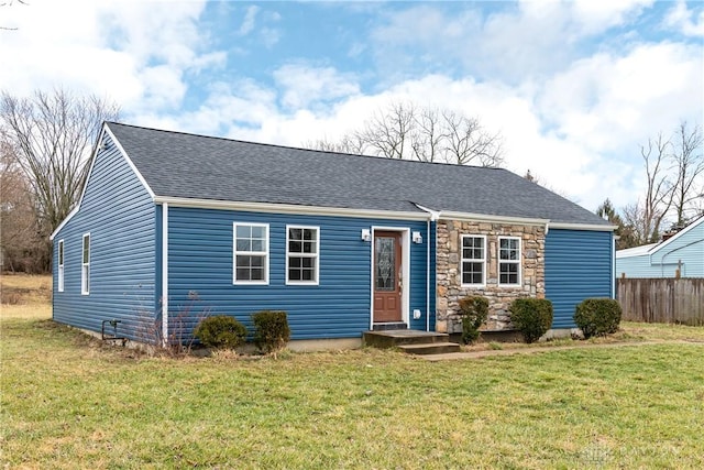 view of front of property featuring a front lawn