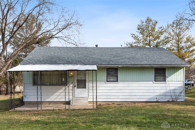 view of front of home featuring a front lawn