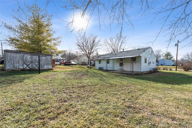 view of yard featuring an outdoor structure