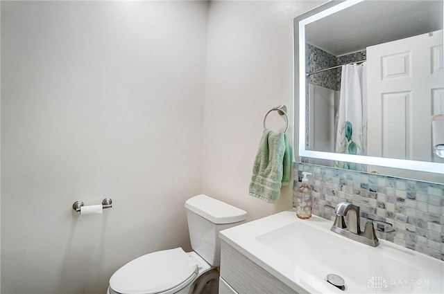 bathroom featuring vanity, toilet, a shower with shower curtain, and decorative backsplash