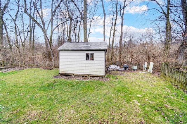 view of yard featuring a storage shed