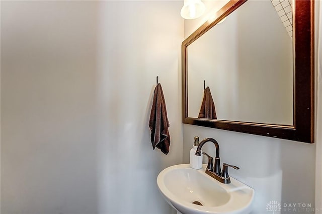 bathroom featuring sink