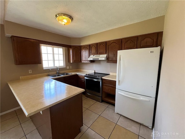 kitchen with sink, stainless steel electric range oven, a textured ceiling, kitchen peninsula, and white fridge