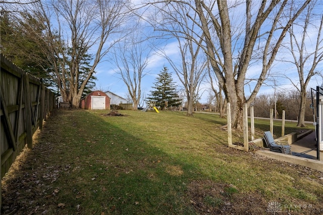 view of yard featuring a storage shed