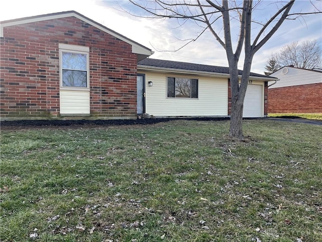 view of front of home featuring a garage and a front yard