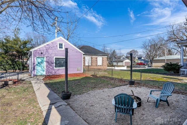 view of yard with an outdoor structure