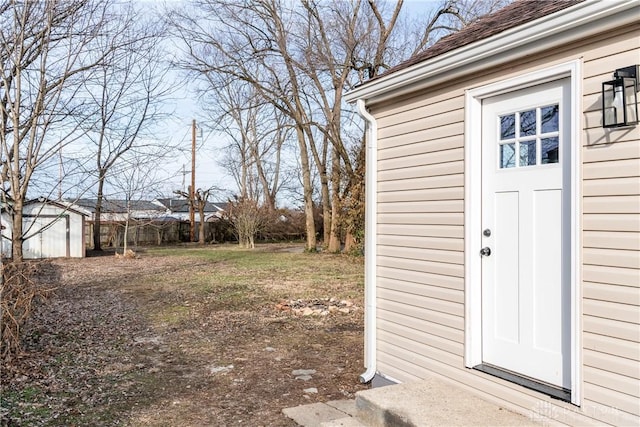 view of yard featuring a shed