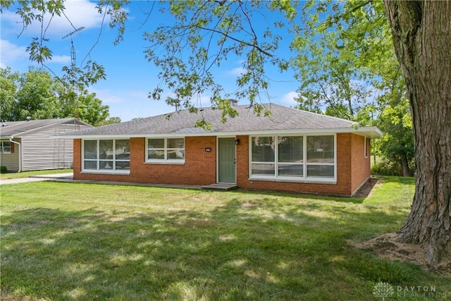 ranch-style home featuring a front lawn