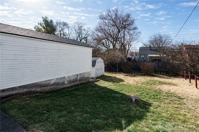 view of yard featuring a shed