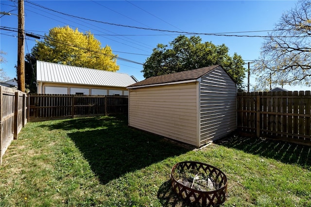 view of yard featuring a shed