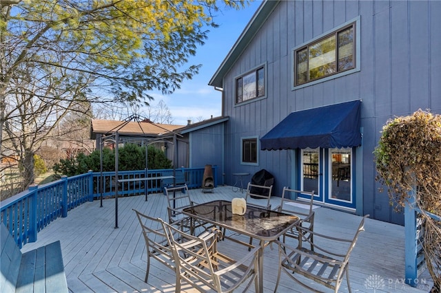 deck with outdoor dining space