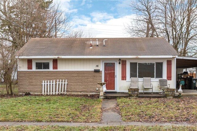 view of front of house featuring a front yard and a carport