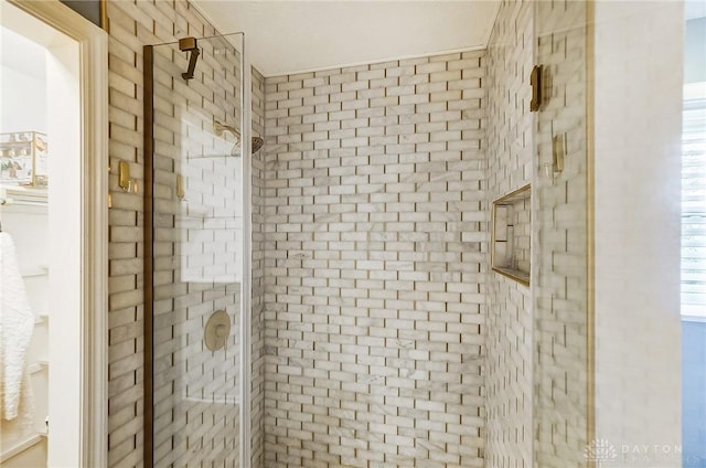 bathroom featuring tiled shower