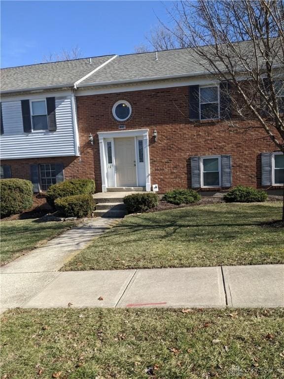 view of front of property featuring a front lawn