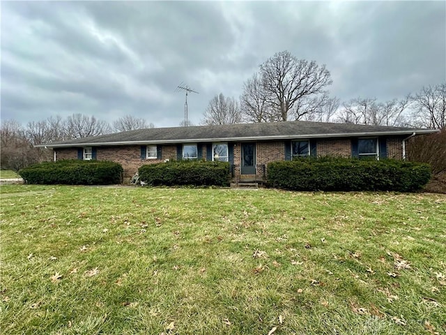 single story home with a front lawn