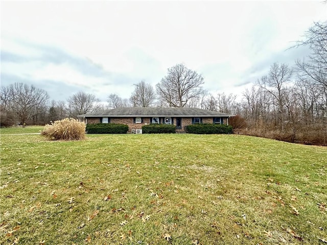 ranch-style house featuring a front lawn