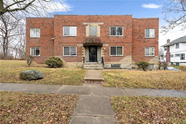 view of front of property featuring a front yard