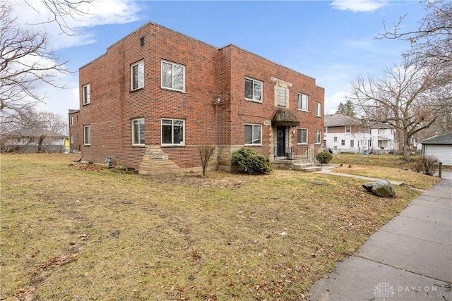 view of front of property featuring a front yard