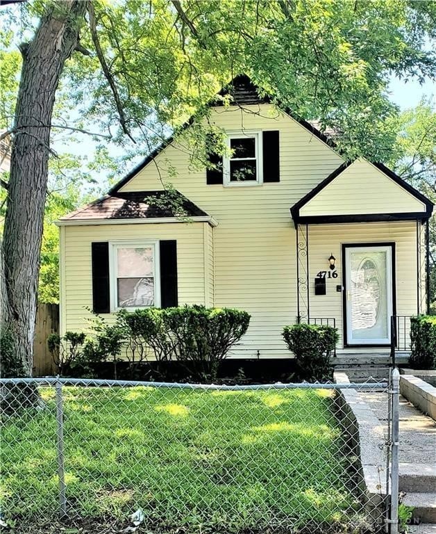 view of front facade with a front lawn