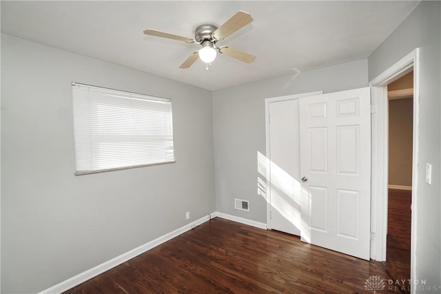 empty room featuring dark hardwood / wood-style floors and ceiling fan