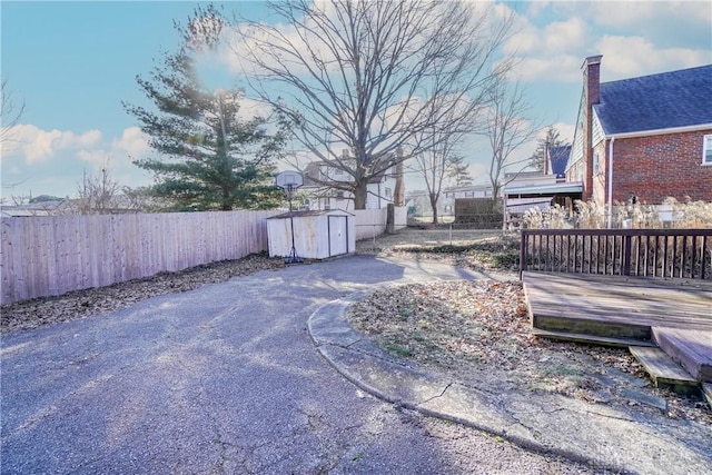 view of yard with a storage unit