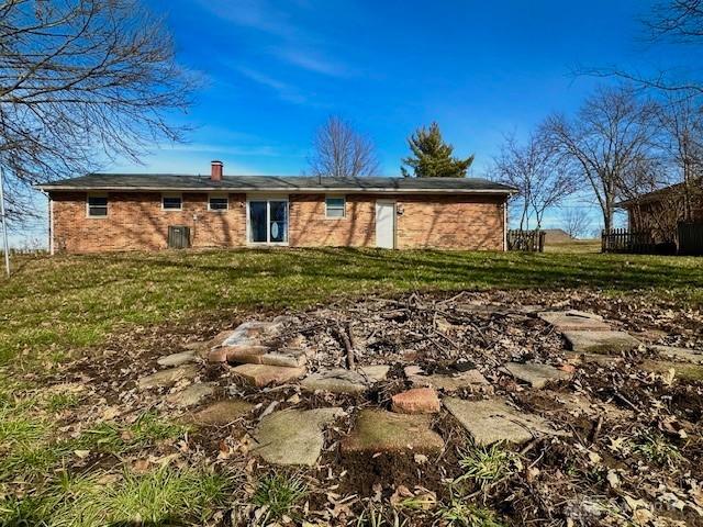 view of front of house featuring a front lawn