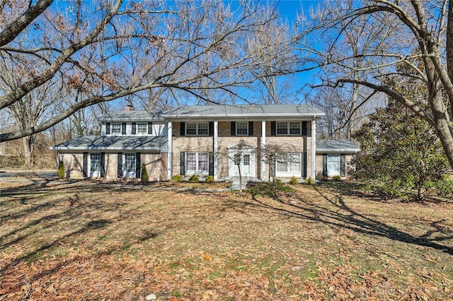 colonial house featuring a front lawn