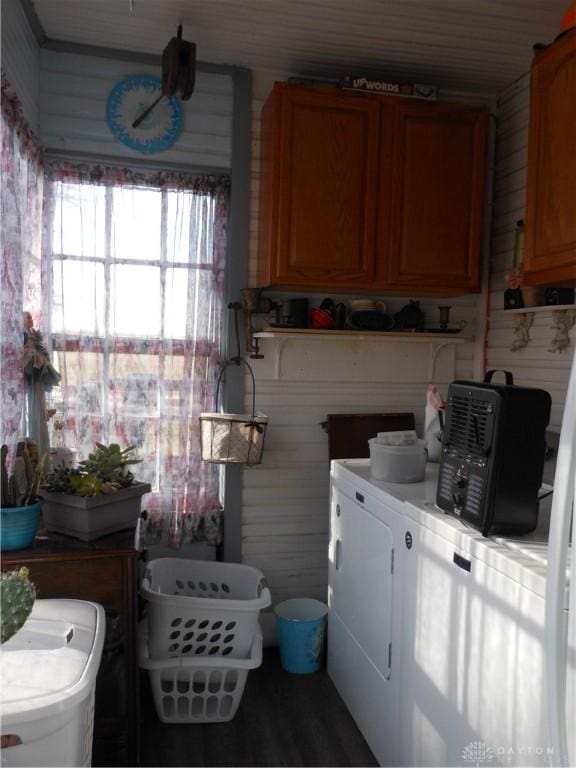 laundry room with cabinets and washer and clothes dryer