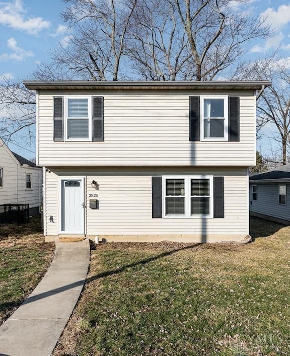 view of front property featuring a front yard