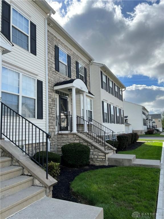 view of front of house featuring a front lawn